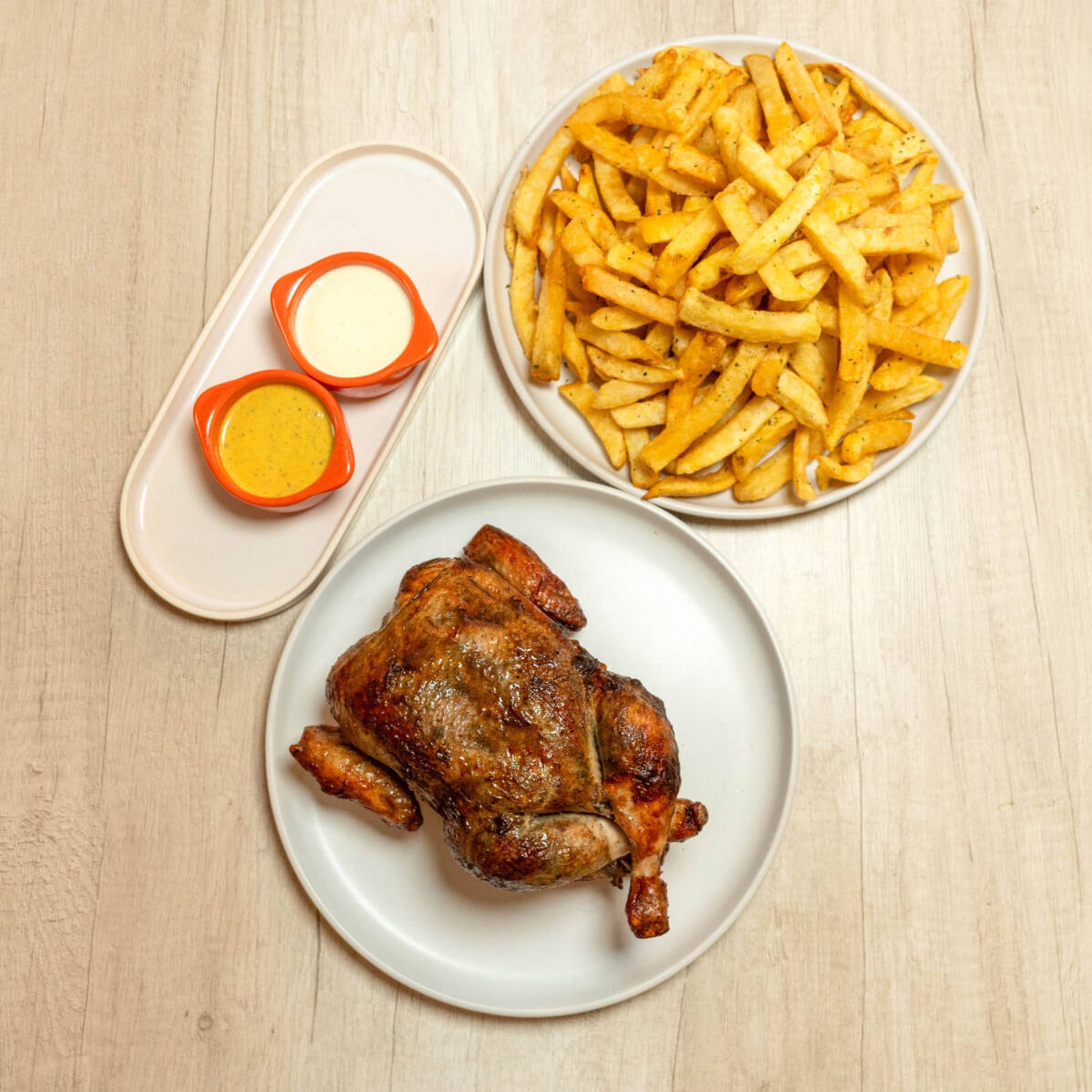 1 Pollo + Papas + Salsas