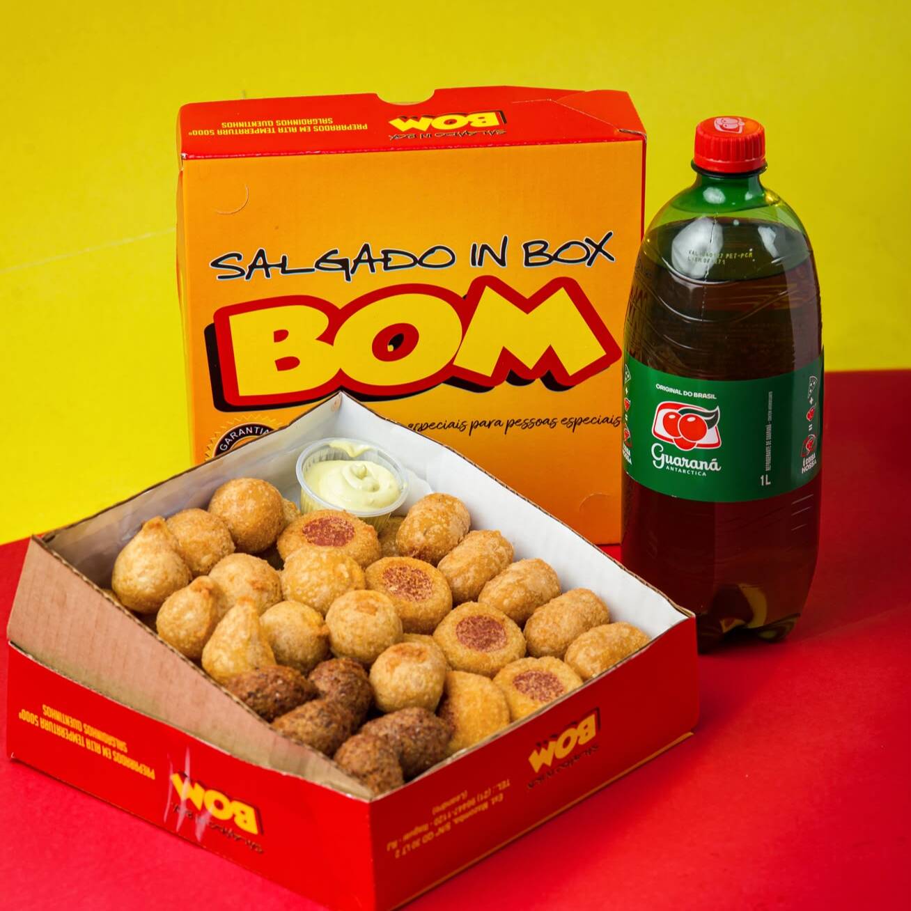 50 salgadinhos + Refrigerante Guaraná Antártica 1l Damos o direito a você nosso cliente e amigo de escolher até 5 sabores. Sabores: - Coxinha; - Bolinha de queijo; - Calabresa; - Kibe; - Queijo c/ alho; - Queijo c/ presunto; - Salsicha; - Risole de Camarão. Obs: Especificar os sabores no pedido, caso não informado, será preparado misto.
