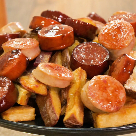 Salchipapa con Chorizo Parrillero