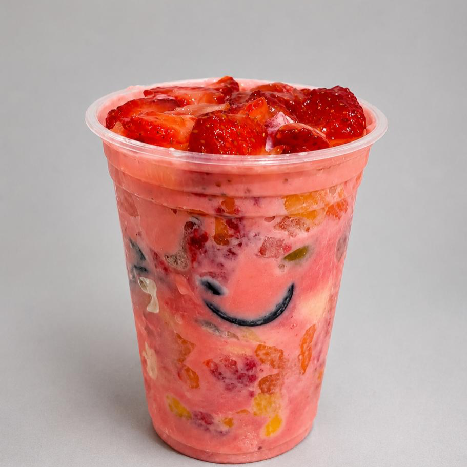 Frutas frescas e selecionadas, com uma deliciosa camada de mousse de morango nas laterais do copo. Uma combinação refrescante, cremosa e irresistível a cada colherada!