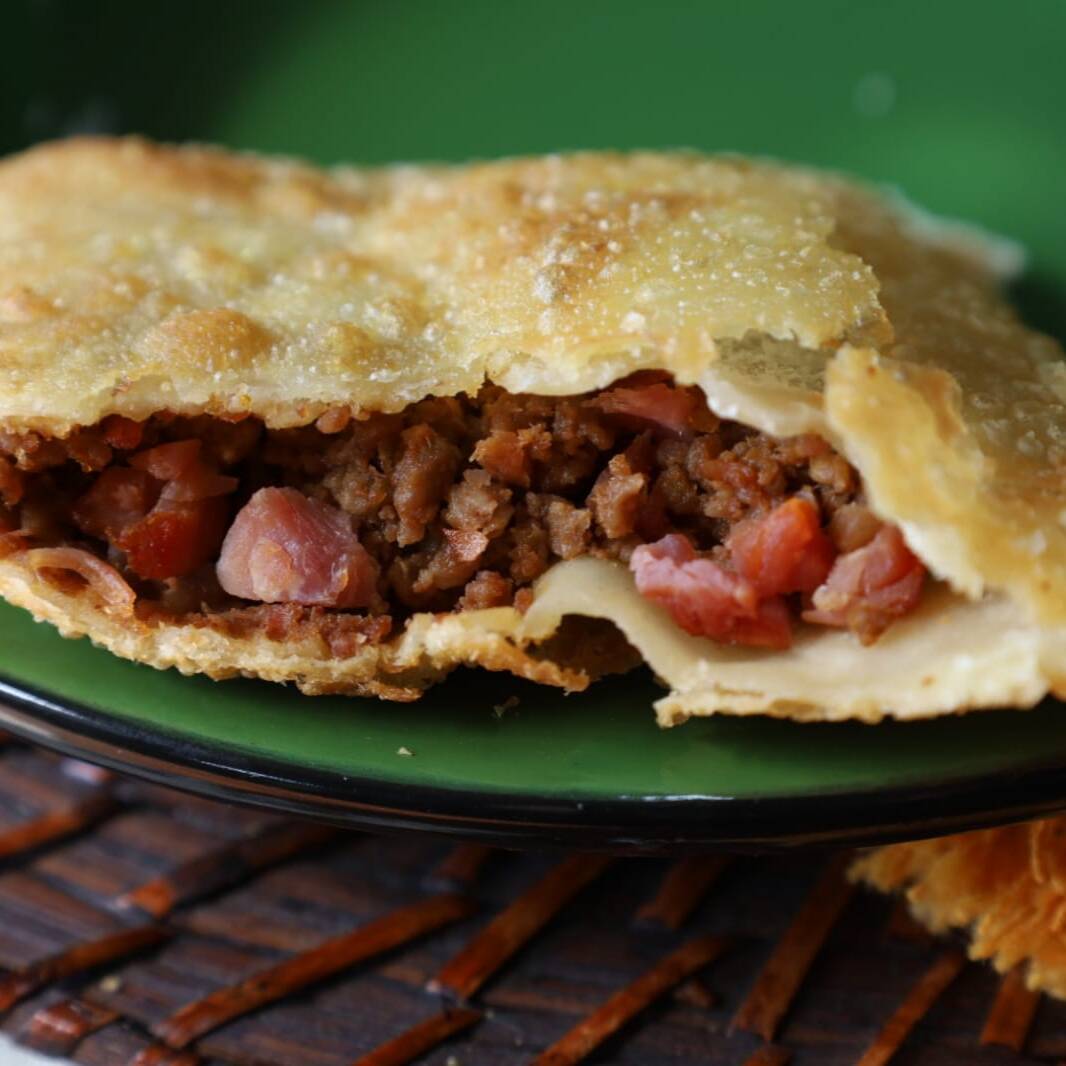 Pastéis crocantes, sequinhos e bem recheados!
Preparados na hora, com massa douradinha e recheios caprichados para deixar seu pedido ainda mais gostoso. Escolha seu sabor: