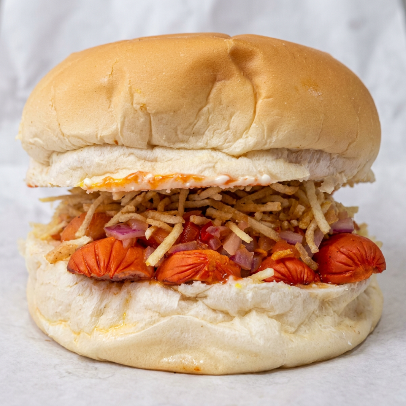 Pão de hamburguer, 2 salsichas, vinagrete, batata palha, maionese, catchup e mostarda.