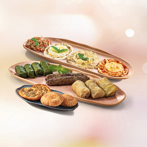 A junção perfeita do prato primavera e do prato verão, acompanhados de 2 minipães sírio e 2 minipães com zaatar. incrível & imperdível..