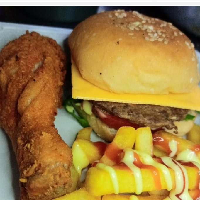 1 Pieza De Pollo + Papas + Hamburguesa + Gaseosa