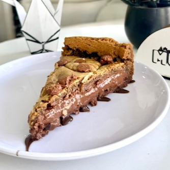 Aquela massa de cookie amanteigada com muito recheio de Nutella e gotas de chocolate nobre