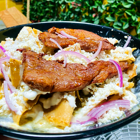 Chilaquiles con Bistec, Fruta y Jugo