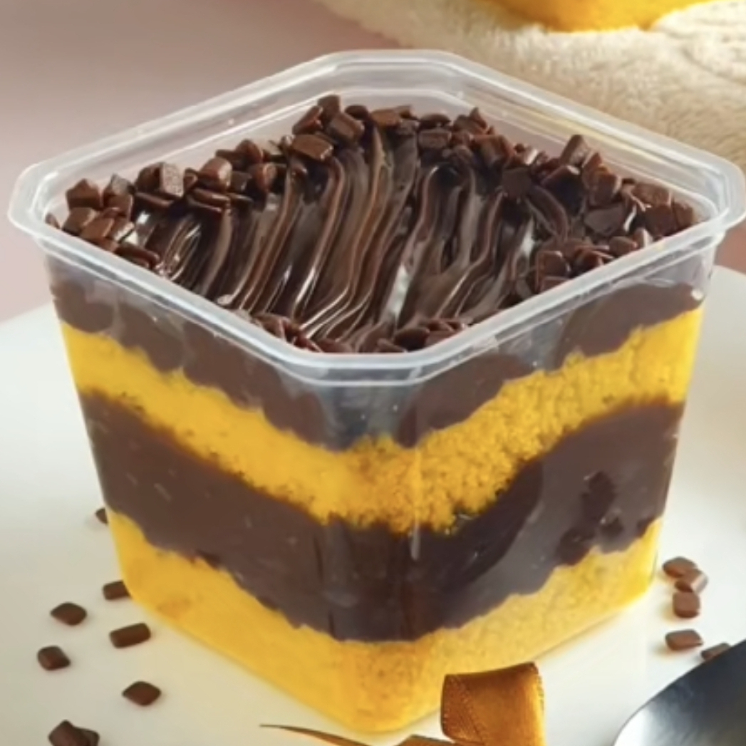 Bolo de cenoura no pote com camadas de chocolate nobre ao leite
