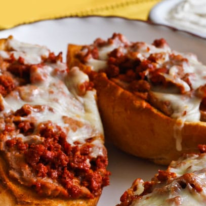 Molletes salados con guisado