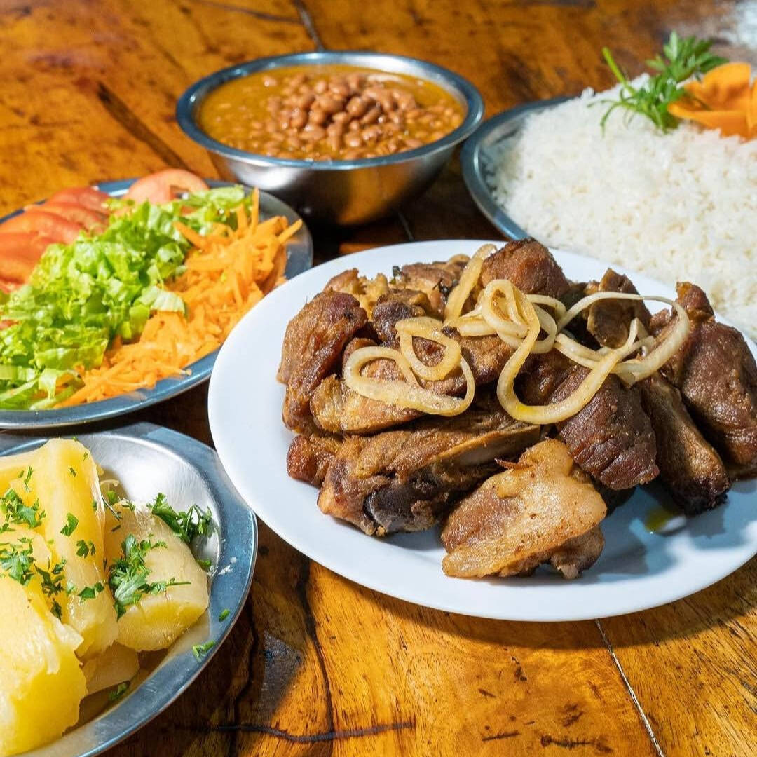 Serve até 5 pessoas: Arroz (900g), Feijão (440g) e Carne (9 pedaços ou 500g).