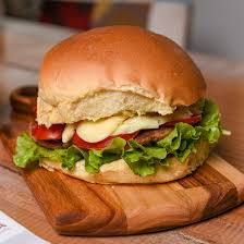 X-tudo Pão de hambuerguer,hambuguer, bacon , calabresa , ovo , alface , tomate 1 fatia de presunto 2 de queijo, maionese e ketchup.