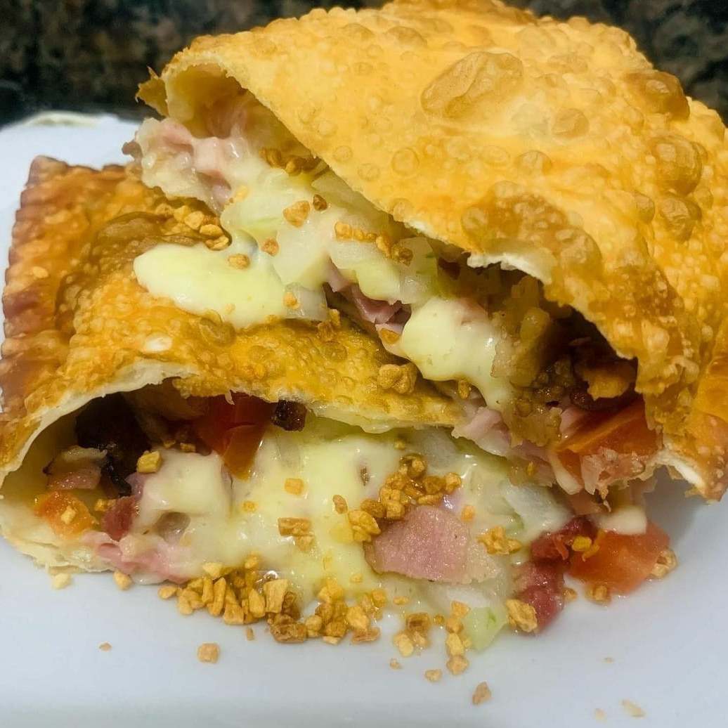 Pastel com queijo muçarela, presunto, ovo de codorna, calabresa triturada, tomate, cebola e azeitona.