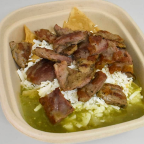 CHILAQUILES CON CARNE ASADA + CAFE O AGUA DEL DIA
