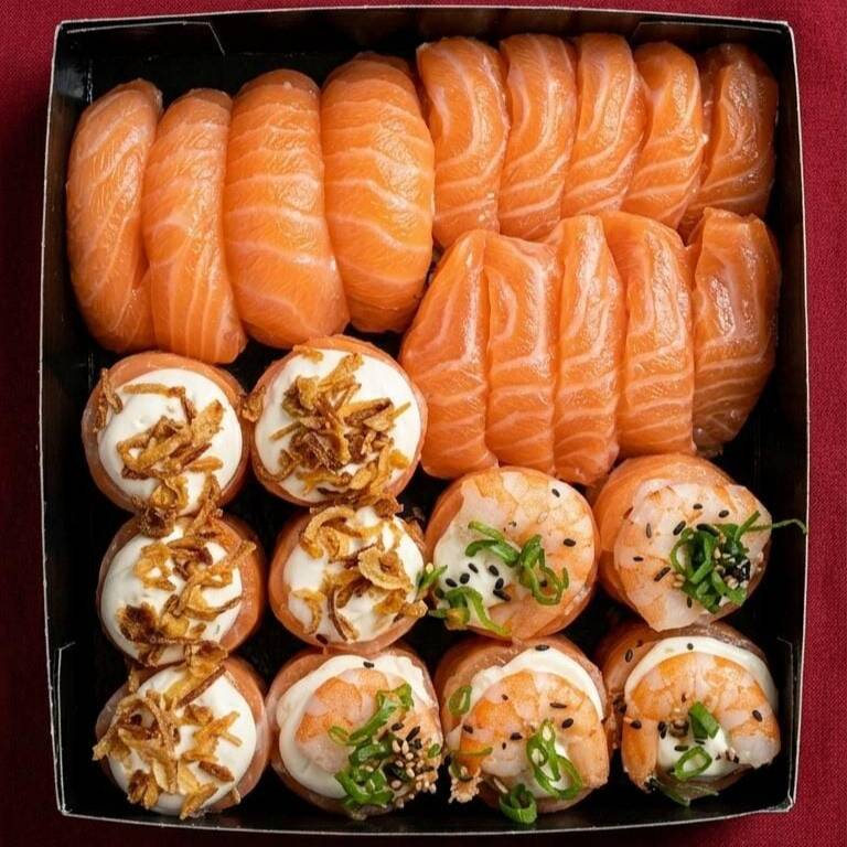 5 Joe salmão com alho poró+ 5 sushi salmão+ 10 sashimis salmão+ 5 Joe com camarão por cima (massaricados)