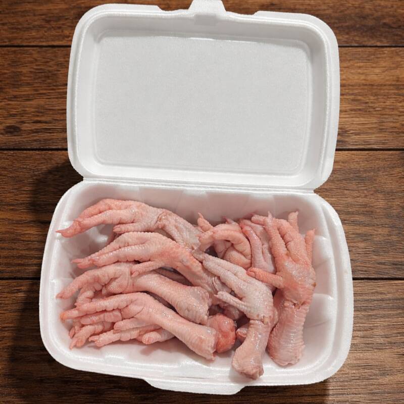 Porção com 500g - Rico em colágeno, dá mais sabor, textura e rendimento aos seus pratos. Bandeja enviada com pés congelados!