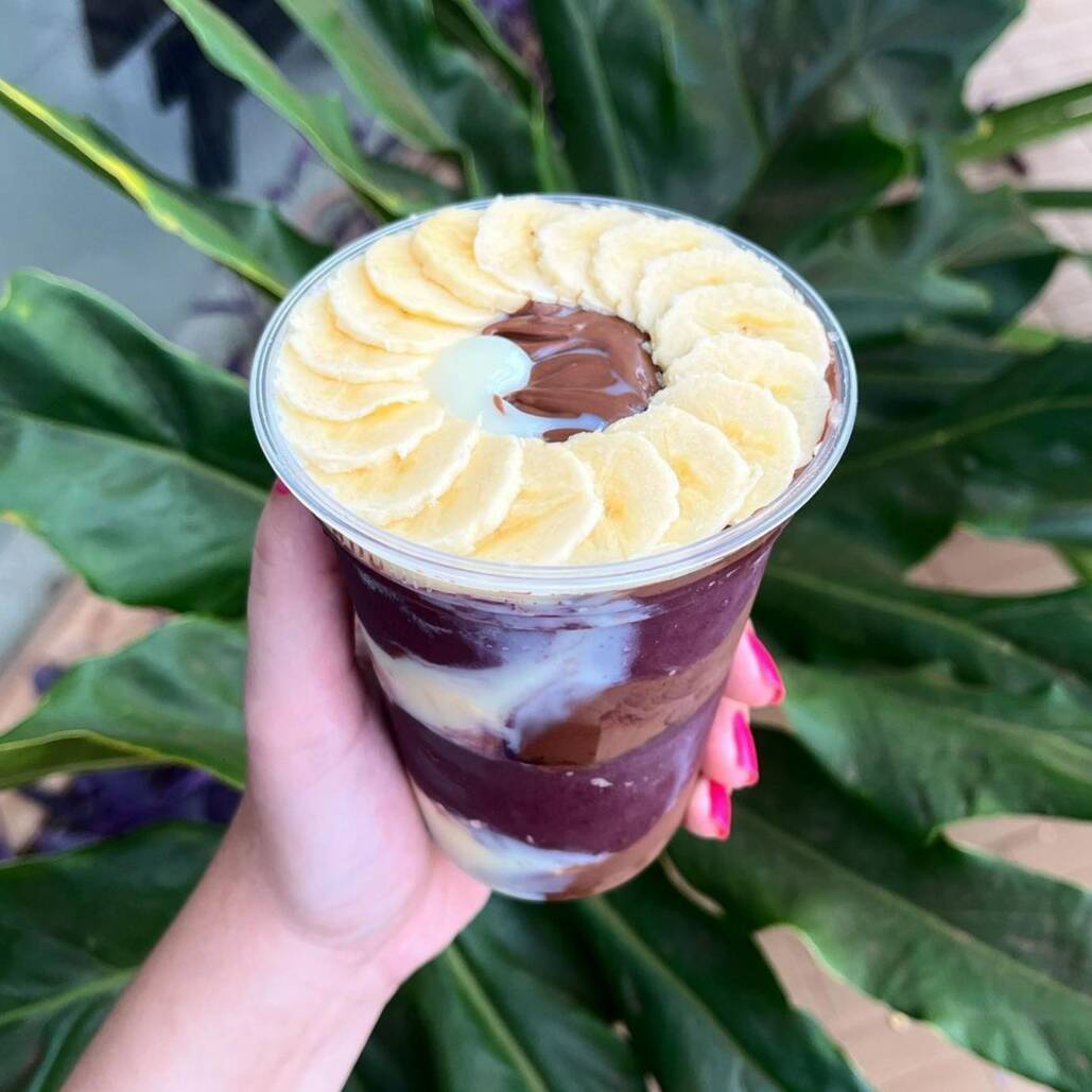 1 Açaí 500 g + 1 batidinha de açaí com morango ou banana (opcional)
açaí com: banana, granola, leite em pó , leite condensado e paçoquinha.