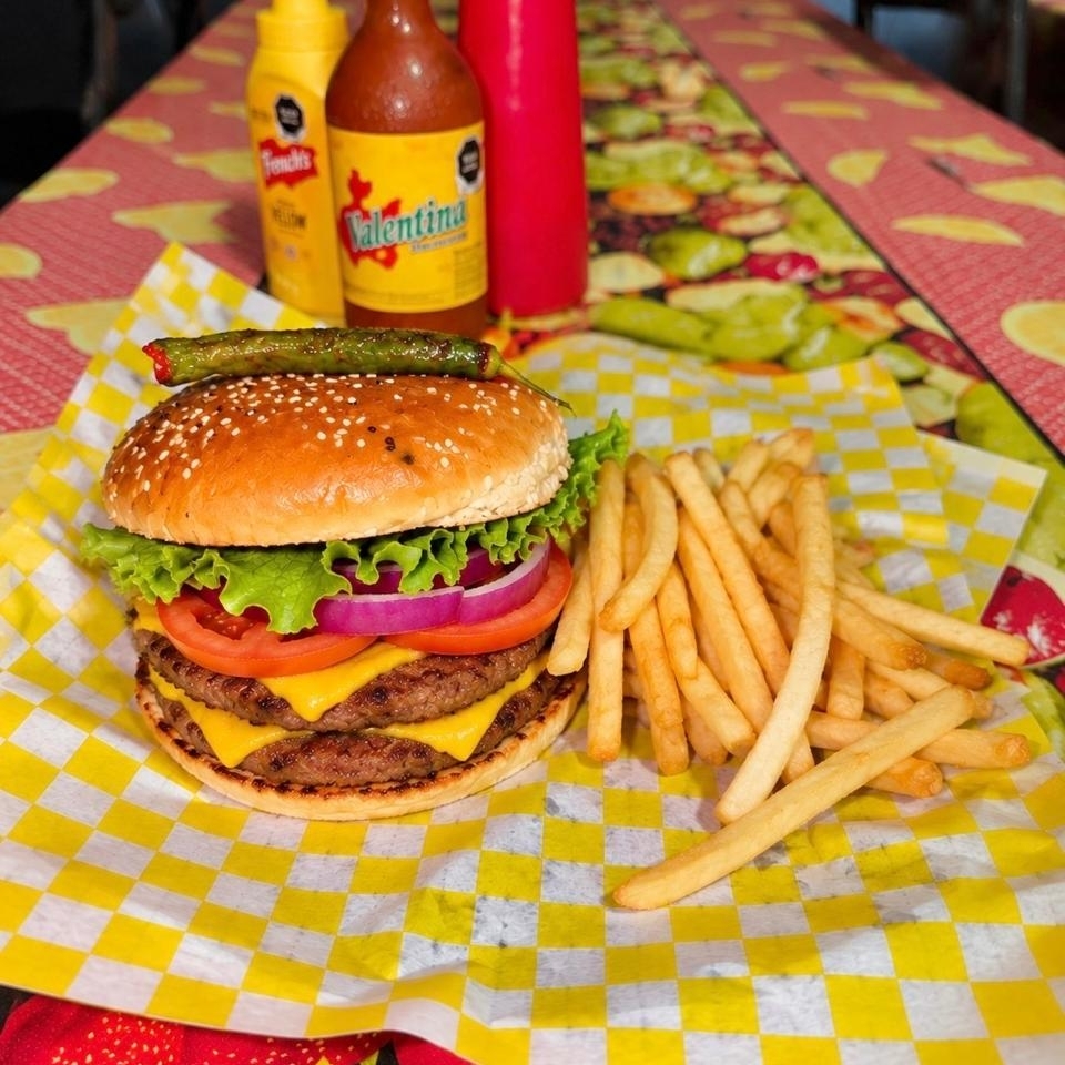 Hamburguesa Doble Carne con 1/2 Orden de Papas