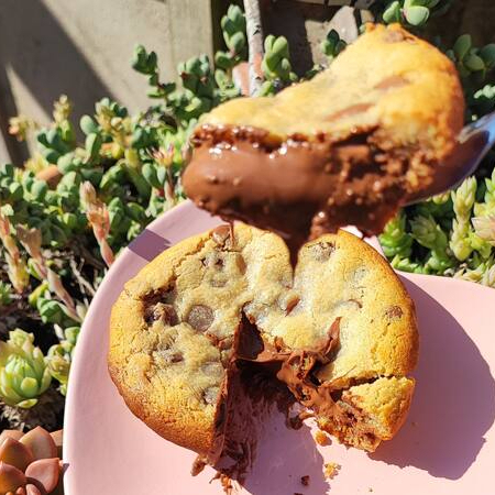 Torta Cookie amanteigada com Nutella cremosa. Carinho e sabor em cada pedaço.
