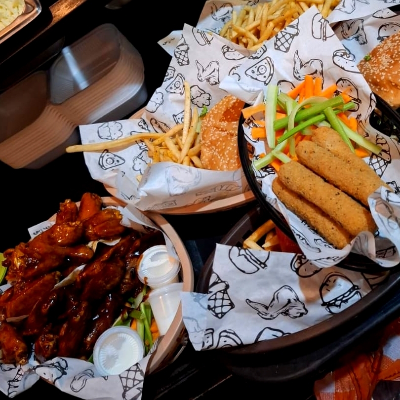 paquete de 20 alitas , aros de cebolla y papas gra