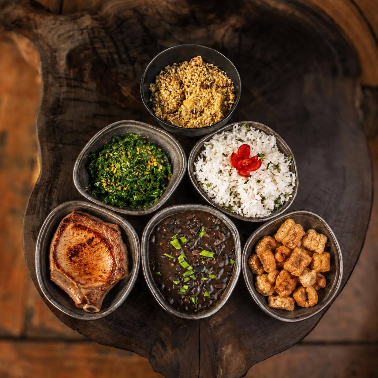 Feijoada completa com feijão preto temperado, arroz, farofa, couve com bacon, torresmo crocante e bisteca suína.
*Sr. Clientes, não fazemos alterações ou troca no prato*
Seo: feijoada completa, feijoada com arroz, feijoada com farofa, feijoada com couve, feijoada tradicional, feijoada brasileira, feijoada caseira, feijoada feita na hora, feijoada com bacon, feijoada com carne seca, feijoada com linguiça, feijoada com costelinha, feijoada bem temperada, feijoada saborosa, feijoada de domingo, feijoada caprichada, feijoada com torresmo, feijoada com laranja, marmita de feijoada, feijoada para viagem, feijoada individual, feijoada para duas pessoas, feijoada no ifood, feijoada frete grátis, feijoada entrega rápida, feijoada cupom de desconto, feijoada promoções especiais, feijoada almoço, feijoada jantar, feijoada prato feito, feijoada executivo, feijoada com arroz branco, feijoada com farofa crocante, feijoada com couve refogada, feijoada, restaurante no portal do morumbi, grátiz.