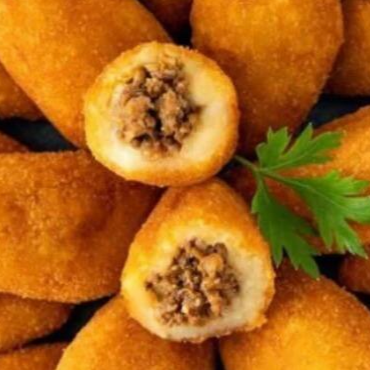 Experimente nosso apetitoso Bolinho de Carne, meticulosamente preparado e embalado em uma crosta crocante e dourada. Este é um dos nossos salgados mais especiais, feitos na hora.