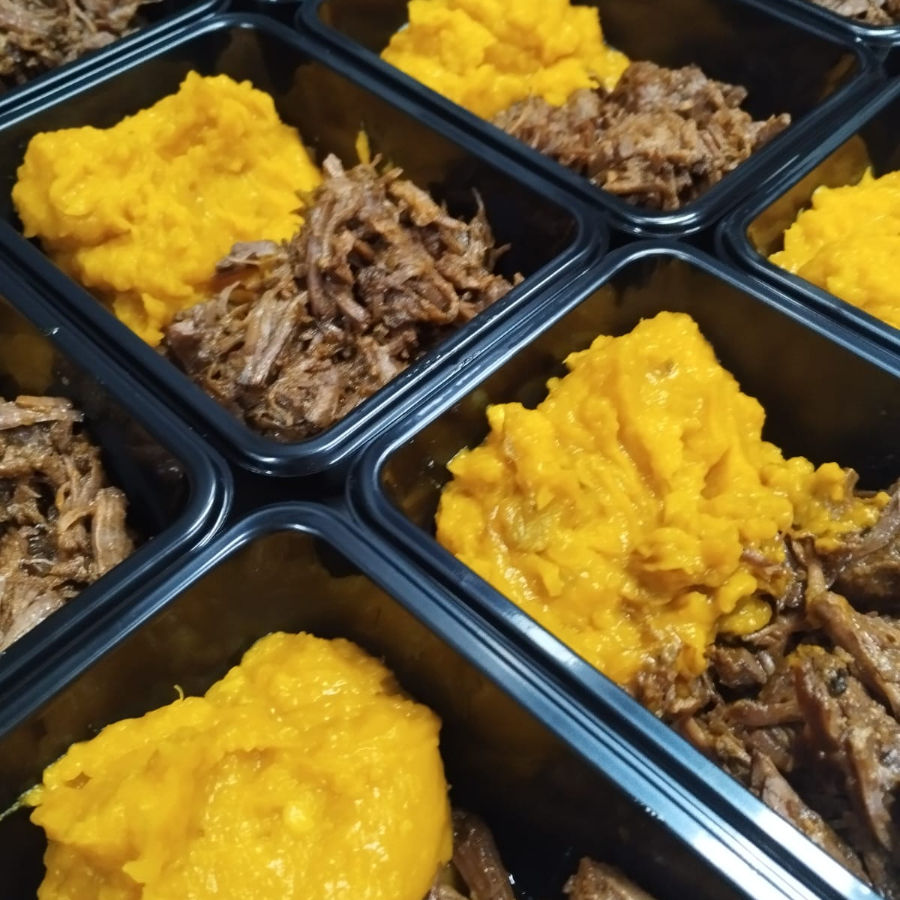 Purê de abóbora com deliciosa carne de panela. Muito bem temperado apenas com ingredientes naturais e selecionados. Zero glutén / Zero lactose (contém caseína). Elaborado e confeccionado por nutricionista. 349 kcal - 15g carb - 39g prot - 14g gordura