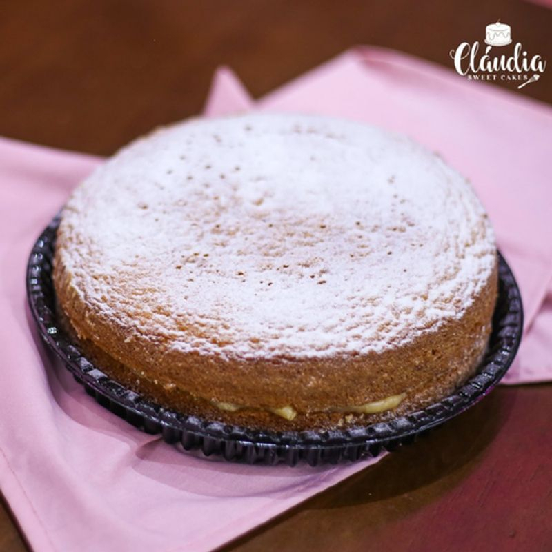 Massa de iogurte natural com recheio de brigadeiro branco.