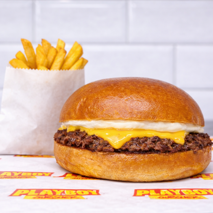 Hambúrguer Artesanal feito na Hora com Ingredientes Suculentos . Pão brioche , carne bovina de 60 g , queijo Cheddar e nossa deliciosa maionese caseira + Batata frita P.