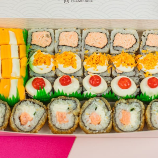 4 Deliciosas tortinhas de salmão com cream chesse e cheddar, 5 Maki skin com cream chesse e pimenta biquinho, 10 Uramaki de salmão grelhado sendo 5 com cream chesse e Doritos e 6 magníficos Hot Filadélfia.