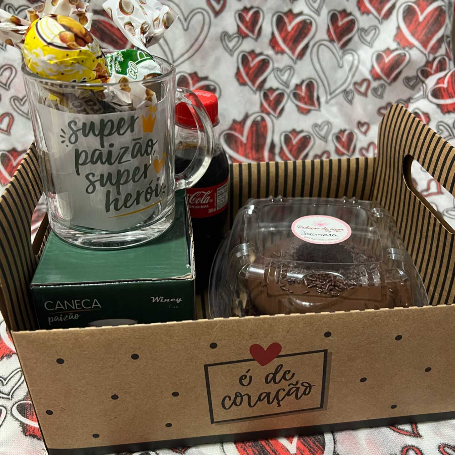 Surpreenda seu paizão com uma cesta feita com muito carinho! Um presente delicioso e cheio de amor para tornar o dia dos pais ainda mais especial!
Mini bolo vulcão, caneca temática "Paizão" 320ml, 4 trufas artesanais recheadas e coca-cola 200 ml.