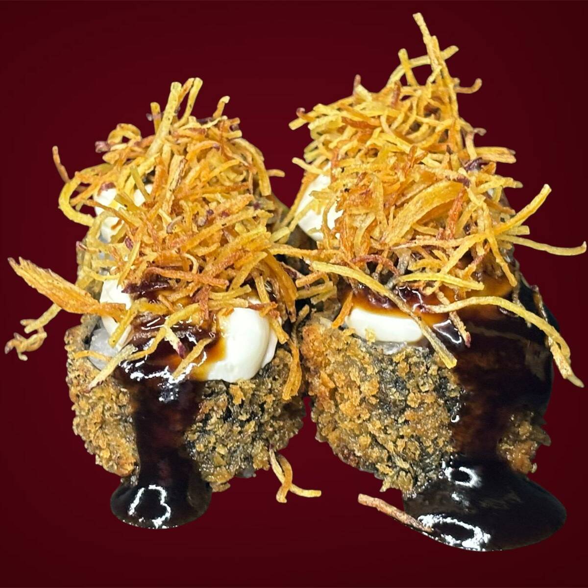 Sushi empanado e frito, recheado com salmão e cream cheese, por cima crispy batata