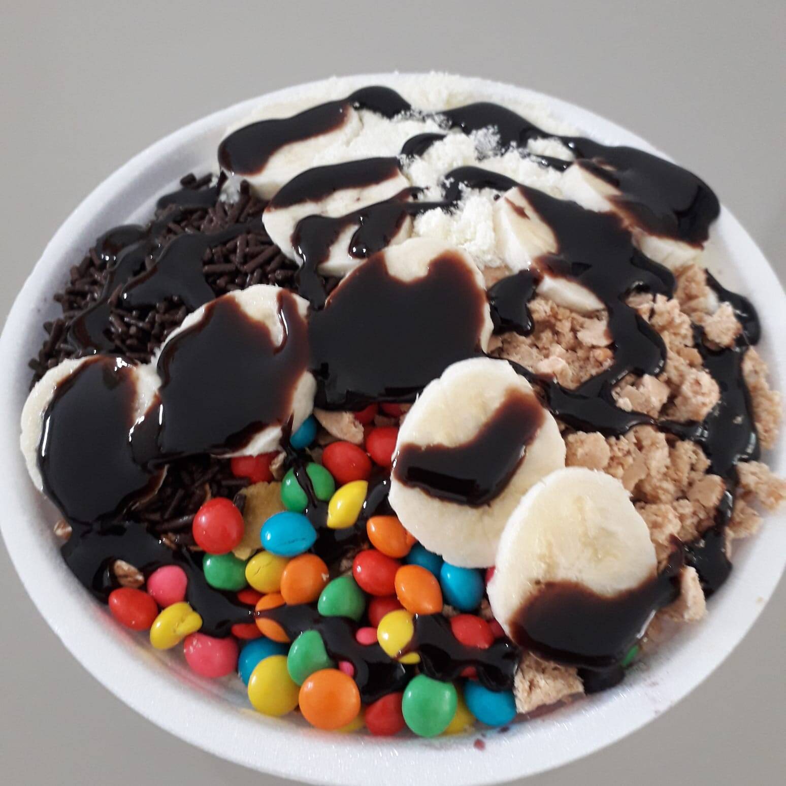 granola, leite em po, farinha de amendoim, paçoca, banana, uva e cobertura Obs: O PRODUTO É VENDIDO POR ML.