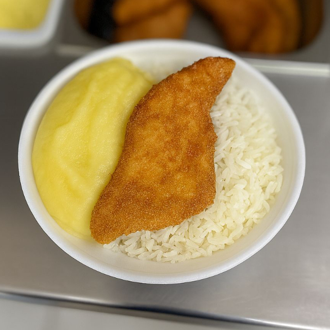 Frango empanado: Arroz, feijão e purê de batata caseiro.