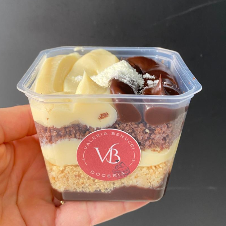 Brigadeiro gourmet, massa de baunilha e massa de chocolate 100% artesanal, mousse de leite Ninho
