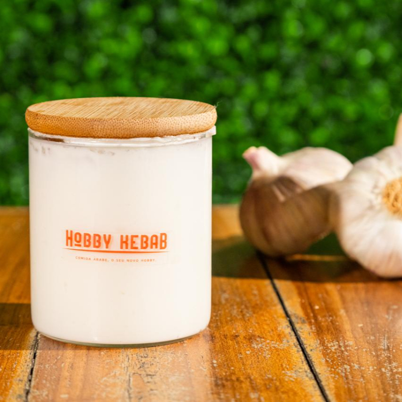 Creme de alho da casa, suave e marcante, com textura cremosa e sabor equilibrado.