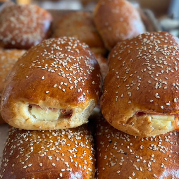 ALMOHADA RELLENA DE JAMON Y QUESO CREMA
