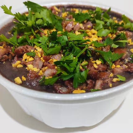 Um delicioso feijão temperado, com linguiça por cima, salsinha e alho torrado. Peça já o seu, muito saboroso.