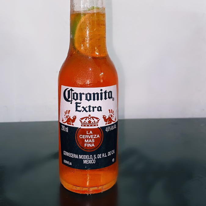 Corona 210 ml com 50ml de aperol 25ml de limão e uma rodela de limão