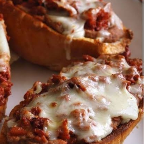 Molletes con Chorizo y Queso Manchego