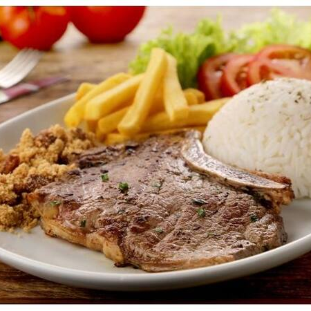 Bisteca suína, arroz, feijão, salada e batata frita