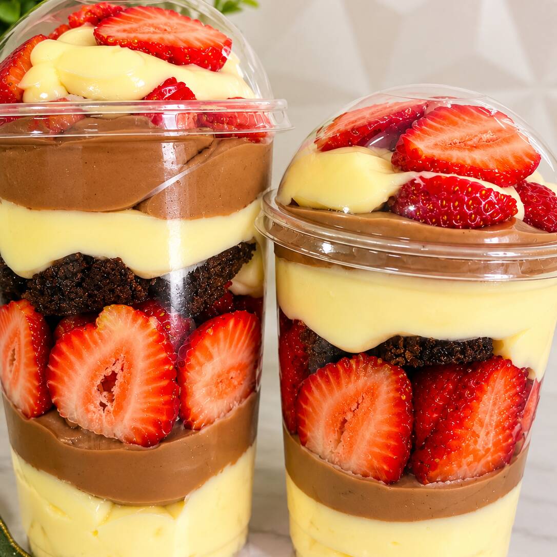 1 copo da felicidade de 250ml, outro de 300ml, escolha e nos envie os sabores, Maracujá, Morango, Bombom de uva, Ninho com nutella!