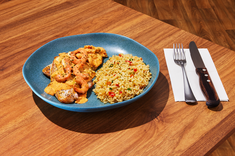 Nossa tilápia (cerca de 240g) preparada na chapa e coberta com uma combinação perfeita de camarões, champignon e molho Alfredo.