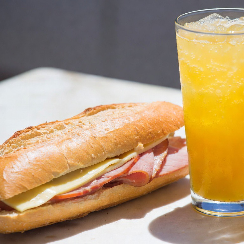 Baguette de jamón y queso y soda italiana