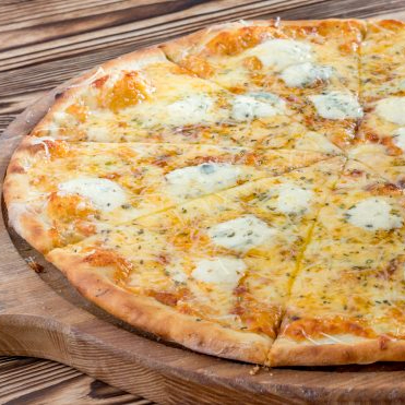 Mussarela, catupiry, provolone e parmesão.