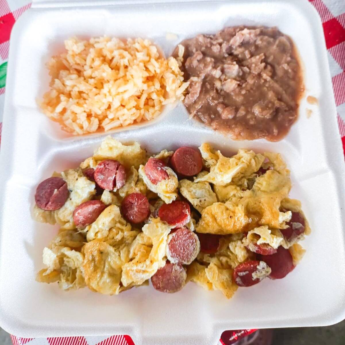 HUEVOS CON SALCHICA