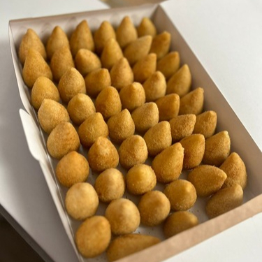 Podendo ser coxinha, risole e bolinha de queijo (Salgados tamanho festa)