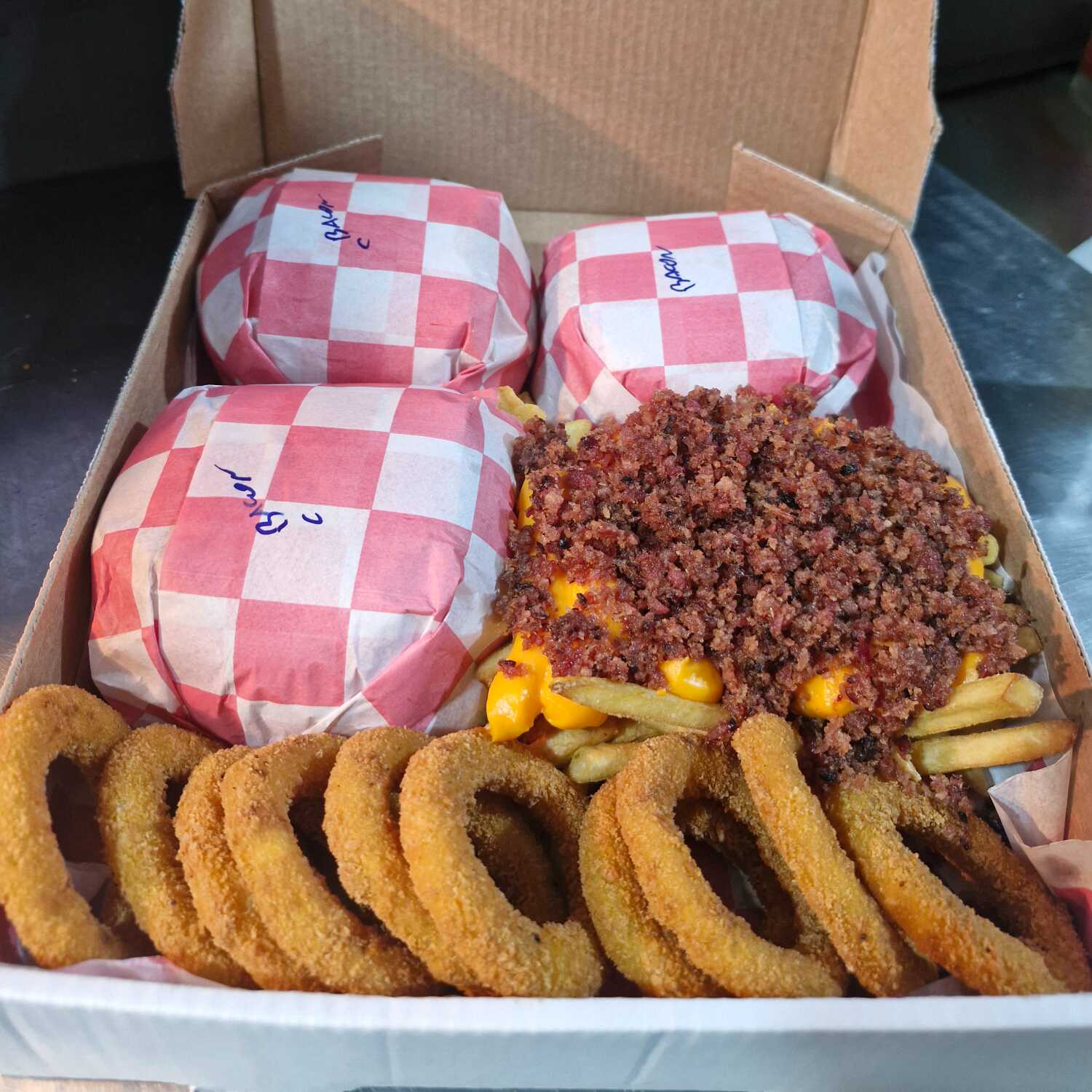 3 burger da sua escolha + batata bacon cheddar + 10 onion rings (anel de cebola) (opção burger de $15).