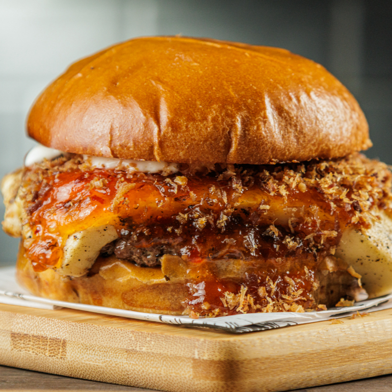 Pão Brioche, 1 Blend 130g, Queijo Coalho, Geleia de Pimenta, Fatias de Bacon e Maionese Farini