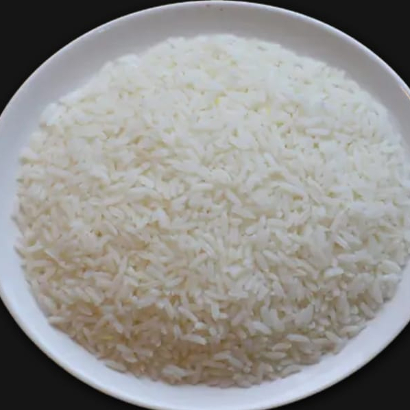 arroz branco com toque de alho e sal.