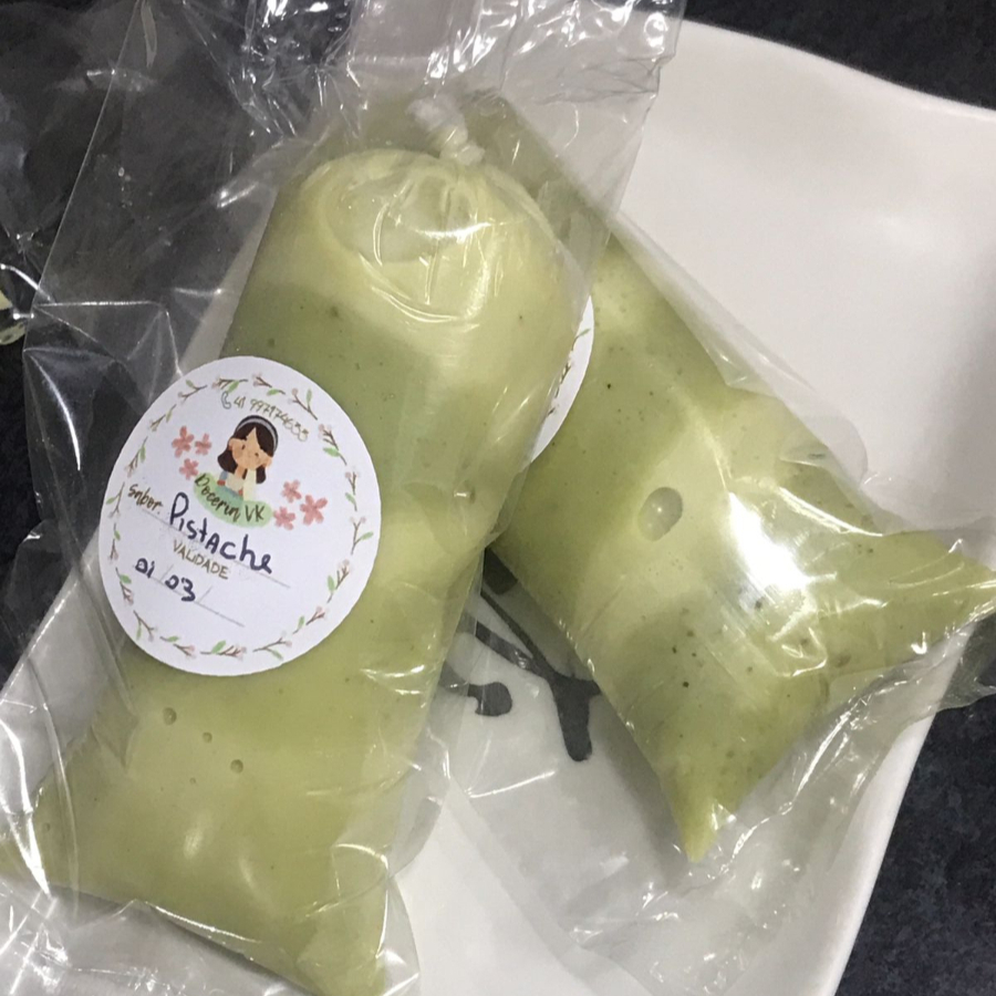 Geladinho gourmet artesanal sabor pistache, cremoso na medida certa e com aquele toque especial do creme de pistache. Aproximadamente 120g de uma experiência deliciosa. Contém: Creme de leite, leite em pó, leite condensado, leite, liga neutra e creme de pistache.
