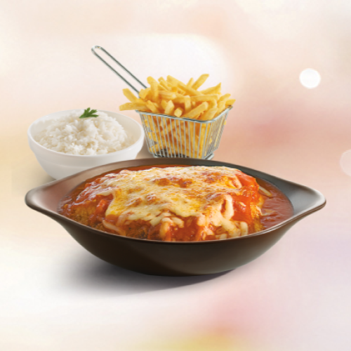 Delicioso file de frango a parmegiana acompanhado de arroz.